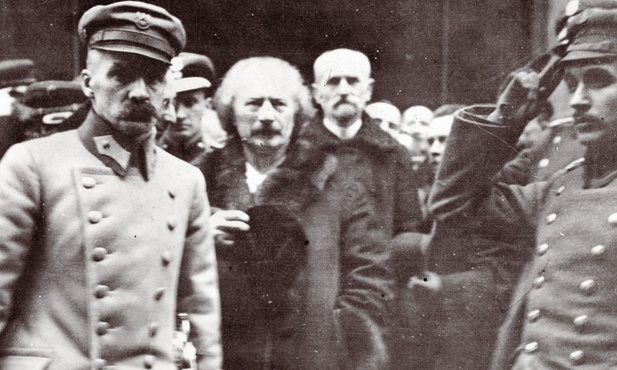 Naczelnik Państwa Józef Piłsudski (pierwszy z lewej), premier Ignacy Paderewski (drugi z lewej), minister spraw wewnętrznych Stanisław Wojciechowski (trzeci z lewej) oraz adiutant Naczelnika Państwa porucznik Tadeusz Kasprzycki (pierwszy z prawej) po uroczystym nabożeństwie w katedrze św. Jana w Warszawie 9.02.1919 r.
