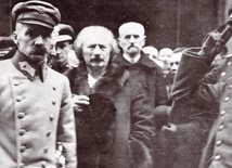 Naczelnik Państwa Józef Piłsudski (pierwszy z lewej), premier Ignacy Paderewski (drugi z lewej), minister spraw wewnętrznych Stanisław Wojciechowski (trzeci z lewej) oraz adiutant Naczelnika Państwa porucznik Tadeusz Kasprzycki (pierwszy z prawej) po uroczystym nabożeństwie w katedrze św. Jana w Warszawie 9.02.1919 r.