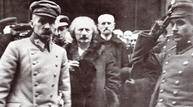 Naczelnik Państwa Józef Piłsudski (pierwszy z lewej), premier Ignacy Paderewski (drugi z lewej), minister spraw wewnętrznych Stanisław Wojciechowski (trzeci z lewej) oraz adiutant Naczelnika Państwa porucznik Tadeusz Kasprzycki (pierwszy z prawej) po uroczystym nabożeństwie w katedrze św. Jana w Warszawie 9.02.1919 r.