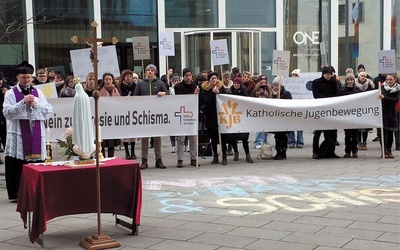 Frankfurt nad Menem,  11 marca 2023 Katolicy niezgadzający się z tzw. Drogą Synodalną protestują przed gmachem, gdzie toczyły się obrady tego gremium.