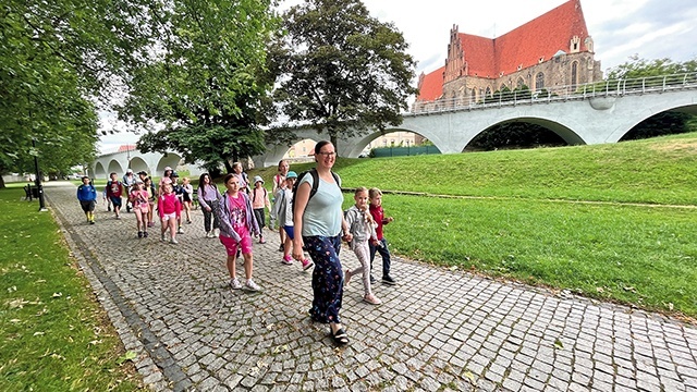 	Spacer rozpoczął się  pod strzegomską bazyliką. 