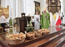 Poświęcone przez hierarchę pieczywo zostało rozdane uczestnikom Mszy św.