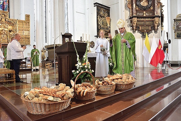 Poświęcone przez hierarchę pieczywo zostało rozdane uczestnikom Mszy św.