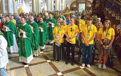 Świątynia przybrała żółte barwy koszulek uczestników wypoczynku.