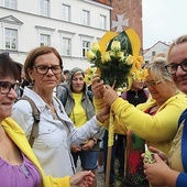 Pątnicy wędrują z pielgrzymkowymi emblematami: są to litery „M” w kolorach poszczególnych grup z różnych części diecezji.