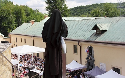 ▲	Do karmelitańskiego sanktuarium przybyło kilka tysięcy pielgrzymów z całej Polski.