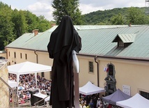 ▲	Do karmelitańskiego sanktuarium przybyło kilka tysięcy pielgrzymów z całej Polski.