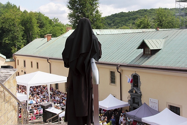 ▲	Do karmelitańskiego sanktuarium przybyło kilka tysięcy pielgrzymów z całej Polski.