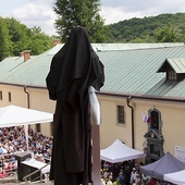 ▲	Do karmelitańskiego sanktuarium przybyło kilka tysięcy pielgrzymów z całej Polski.