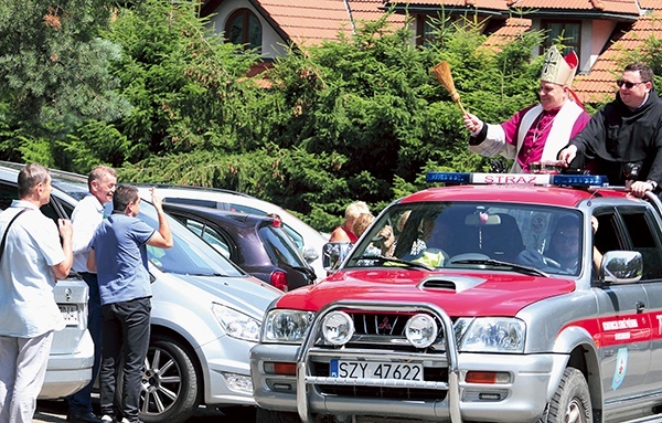 Modlitwę zakończyło błogosławieństwo samochodów.