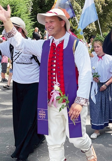 Beskidzcy wędrowcy wkraczają na Jasną Górę.