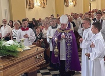 Modlitwom pogrzebowym przewodniczył bp Piotr Greger.