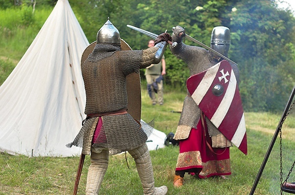 Dzięki miłośnikom historii można zobaczyć, jak walczyli rycerze.