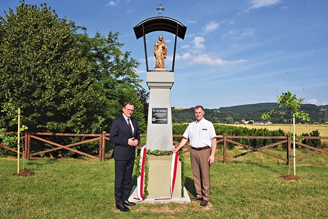 Dyr. Paweł Szczygieł (z prawej) i min. Edward Siarka  przy figurze św. Jana Gwalberta.