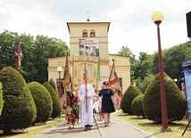 Po Mszy św. wokół kościoła parafialnego przeszła procesja eucharystyczna, a po uroczystości odbył się doroczny festyn parafialny.