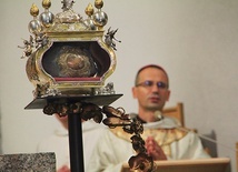 – Głoszenie Ewangelii to nie powód do chluby, ale obowiązek, nieuchronność odbijania światła Ewangelii przez nas – mówił biskup. Przy ołtarzu wystawiony został relikwiarz z czaszką błogosławionego.