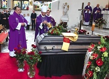 Uroczystościom pogrzebowym 21 lipca przewodniczył  bp Tadeusz Lityński.