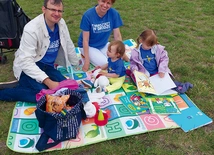 Agata jest nauczycielką języka angielskiego, a Kacper  – programistą. Mają dwie córki – Natalię i Marię.