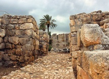 Ruiny bramy w starożytnym mieście Megiddo, znanego z księgi Apokalipsy jako Har-Magedon. Wykopaliska na wzgórzu prowadzone są od początku XX wieku.