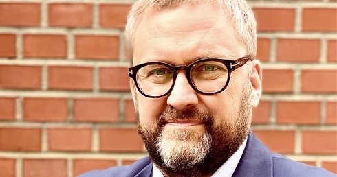 Jan Łukasz Ołdakowski pochodzi z Warszawy. Jest polonistą, muzealnikiem i menedżerem kultury. Był posłem na Sejm przez dwie kadencje. Od 2004 roku kieruje Muzeum Powstania Warszawskiego.