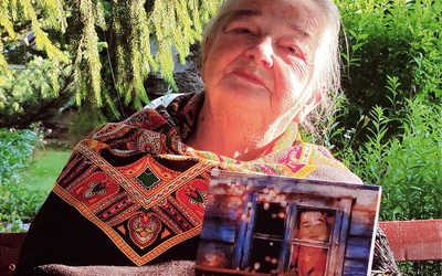 – Lubię tak tu posiedzieć w ogrodzie, powspominać, pomyśleć.  I popatrzeć w przeszłość i przyszłość  – mówi Wanda Szado-Kudasik.