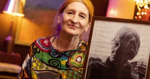 Anna Bojarska-Urbańska z portretem matki.