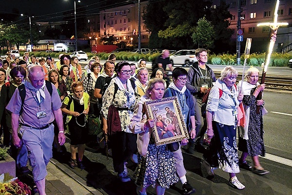 Poświęcony w tym roku obraz Świętej Rodziny będzie towarzyszył pątnikom w kolejnych latach.