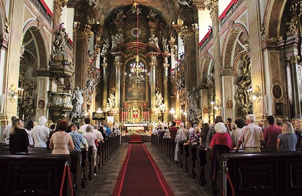 Barokowy wystrój świątyni robi wrażenie. Szersza relacja z uroczystości na: wroclaw.gosc.pl.