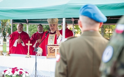 ▲	Razem z żołnierzami był bp Zbigniew Zieliński, który przewodniczył Eucharystii.