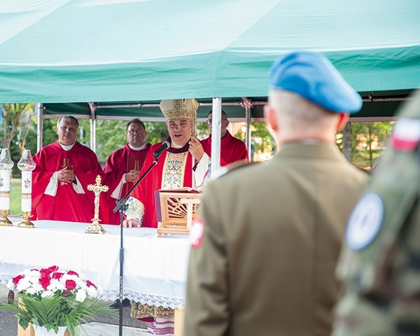 ▲	Razem z żołnierzami był bp Zbigniew Zieliński, który przewodniczył Eucharystii.