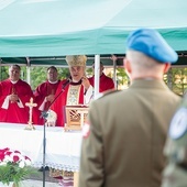 ▲	Razem z żołnierzami był bp Zbigniew Zieliński, który przewodniczył Eucharystii.