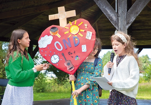 ▲	Piosenkami, scenkami i znakami młodzi opowiadali, co przeżyli podczas dwutygodniowych rekolekcji.