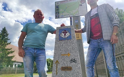 Henryk i Jacek przy caminowym drogowskazie, znajdującym się w centrum Nowej Wsi Lubińskiej. 