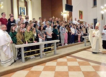 ▲	Modlitwa, błogosławieństwo i pokropienie pątników wodą święconą.