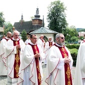 25 lat temu parafia przeżywała potrójne prymicje (od prawej): ks. Macieja, ks. Edwarda i ks. Krzysztofa. Nadal towarzyszy swoim kapłanom modlitwą.