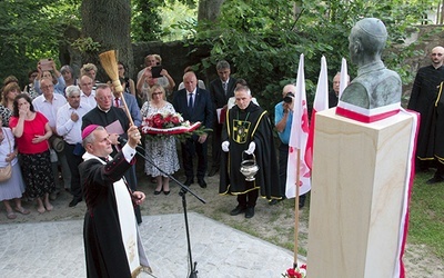 Popiersie arcybiskupa pobłogosławił bp Leszek Leszkiewicz.