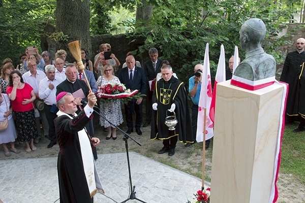 Popiersie arcybiskupa pobłogosławił bp Leszek Leszkiewicz.