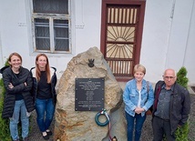 ▲	Obelisk został postawiony przed willą „Sabina” w Orawce. Od lewej stoją: siostry Obyrtacz, Maria Fróg i Jan Dudor.