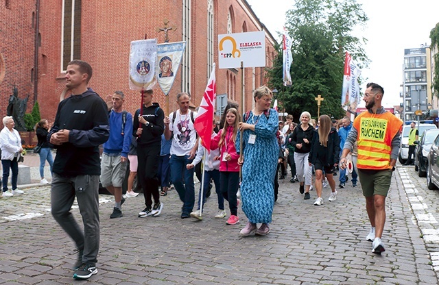 Pątnicy wyruszają spod katedry św. Mikołaja w Elblągu.