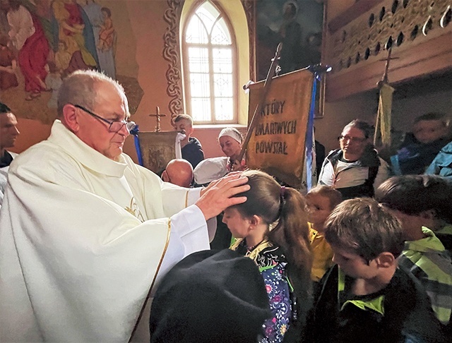 Dzieci stanęły w długiej kolejce…