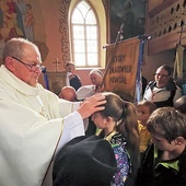 Dzieci stanęły w długiej kolejce…