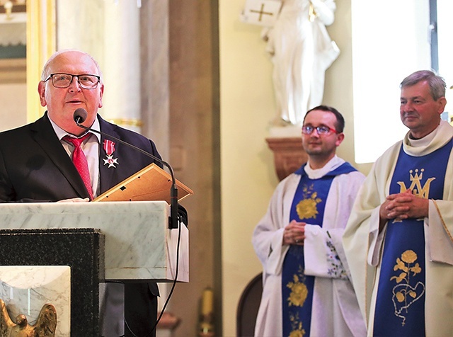 Odznaczenie wręczyli ks. Dariusz Paneth (od prawej) i ks. Sławomir Pietraszko.