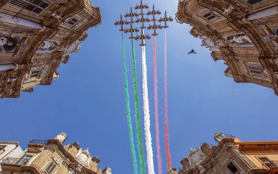 Przelatujące nad centrum Palermo samoloty rysują na niebie flagę Włoch.
24.07.2023
Palermo, Sycylia