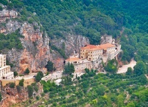 Klasztor św. Antoniego z Kozhaya w Dolinie Świętej w Libanie.