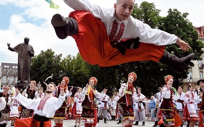 Spektakl choreograficzny we Lwowie podczas obchodów Święta Konstytucji Ukrainy.