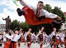 Spektakl choreograficzny we Lwowie podczas obchodów Święta Konstytucji Ukrainy.
