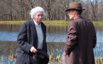 Dopiero w finale filmu dowiemy się, o czym rozmawiał Albert Einstein (Tom Conti) z Oppenheimerem (Cillian Murphy).