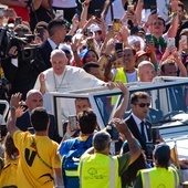 Papież wyspowiada grupę młodzieży i będzie przewodniczył Drodze Krzyżowej