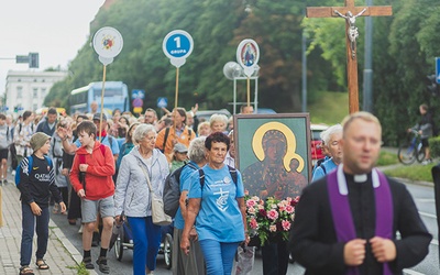 ▲	Na pielgrzymi szlak udało się ponad 300 osób.