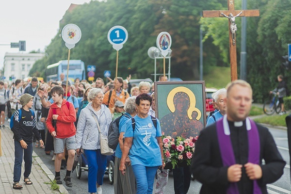 ▲	Na pielgrzymi szlak udało się ponad 300 osób.